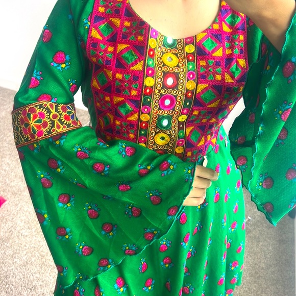 The stylish and light dress is green in color and has picture frames Free size - Picture 8 of 8